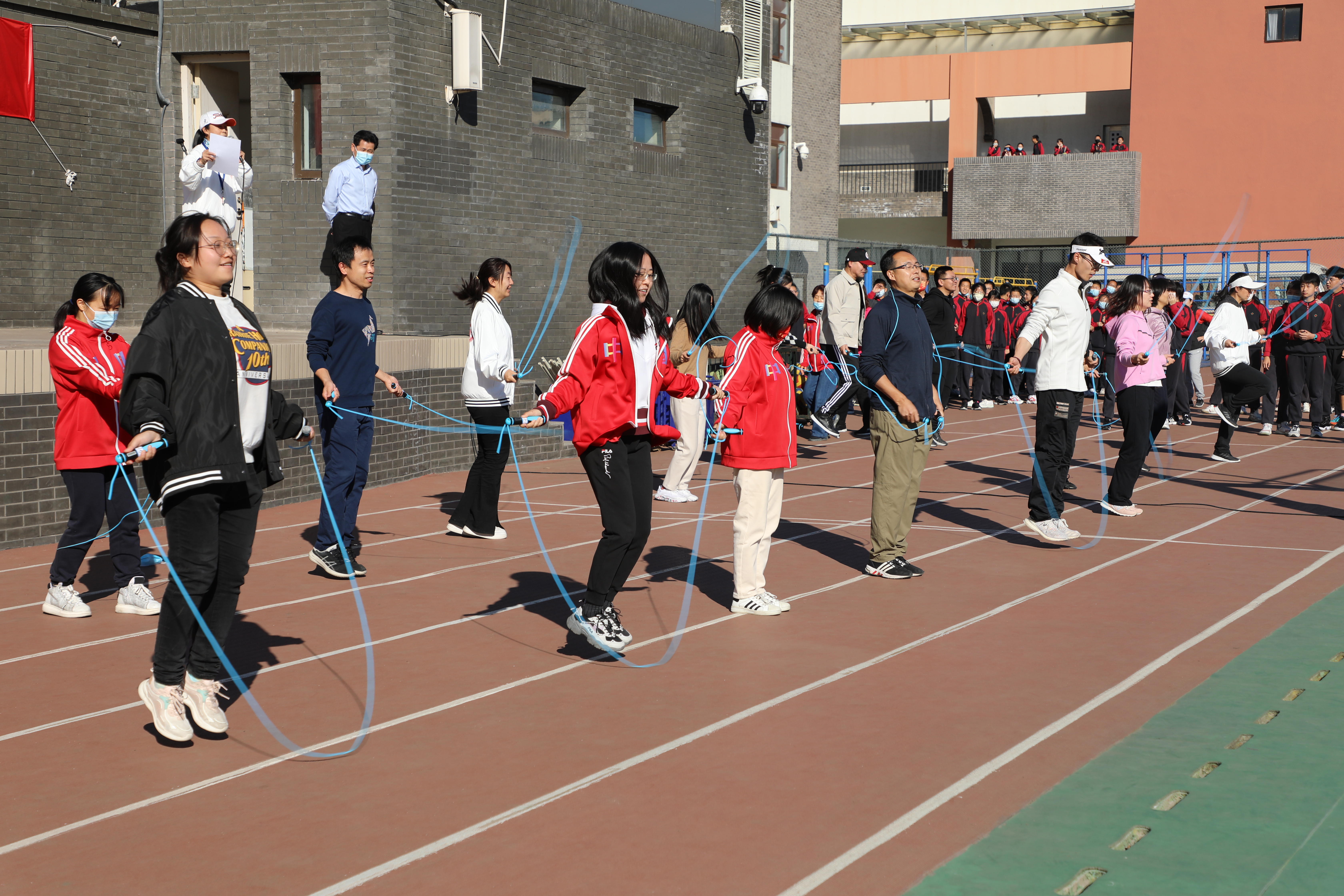 老师们参与跳绳接力给新威尼斯入口示范.JPG